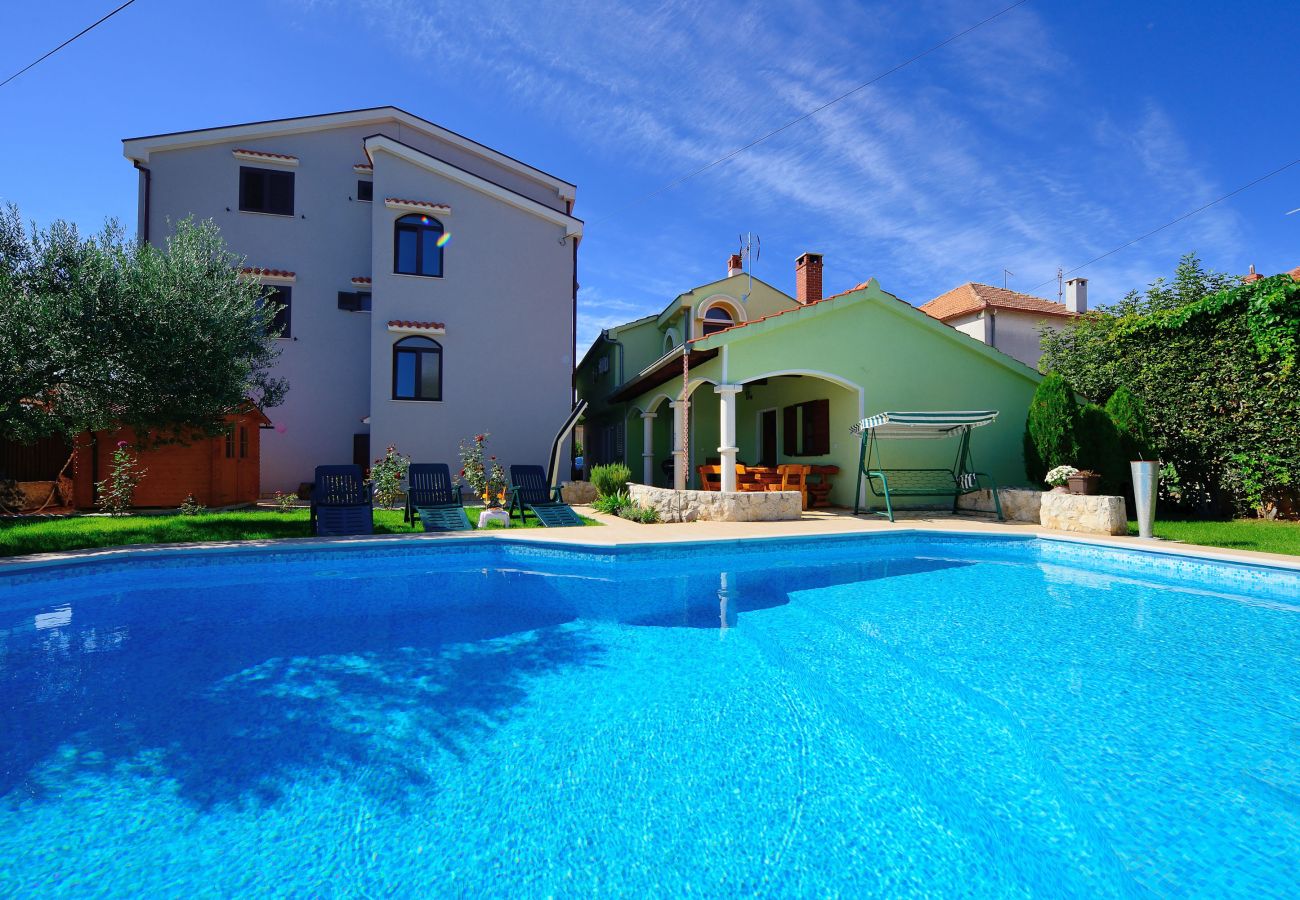 Ferienwohnung in Zadar - Marinko, No. 4, Geräumige Ferienwohnung mit Pool