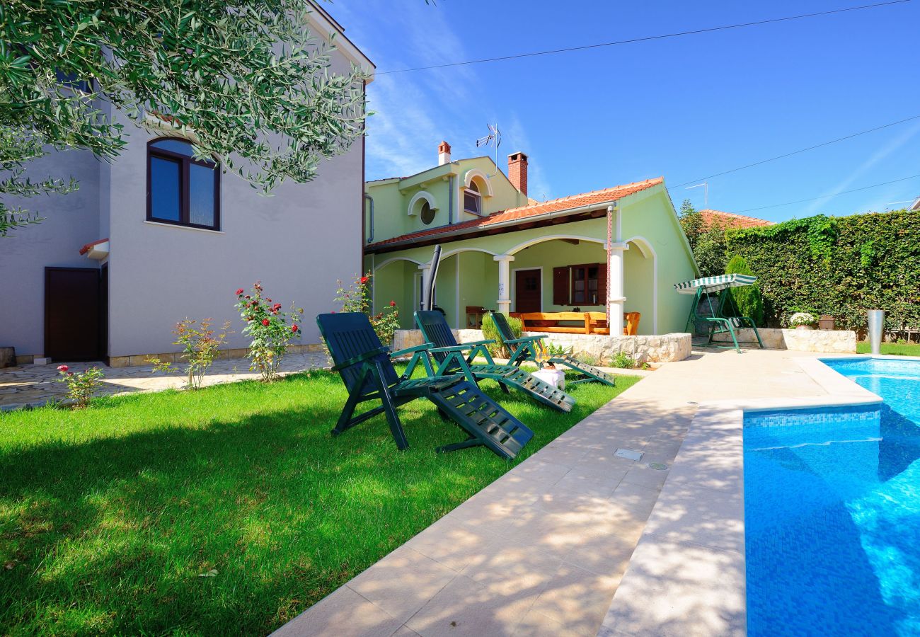 Ferienwohnung in Zadar - Marinko, No. 4, Geräumige Ferienwohnung mit Pool