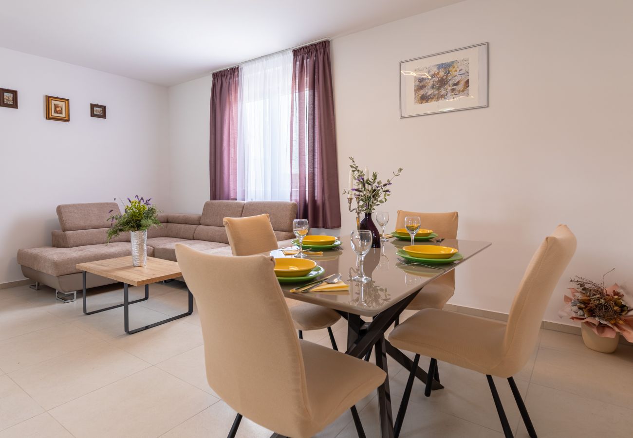 Ferienhaus in Vrsi - Pomalo