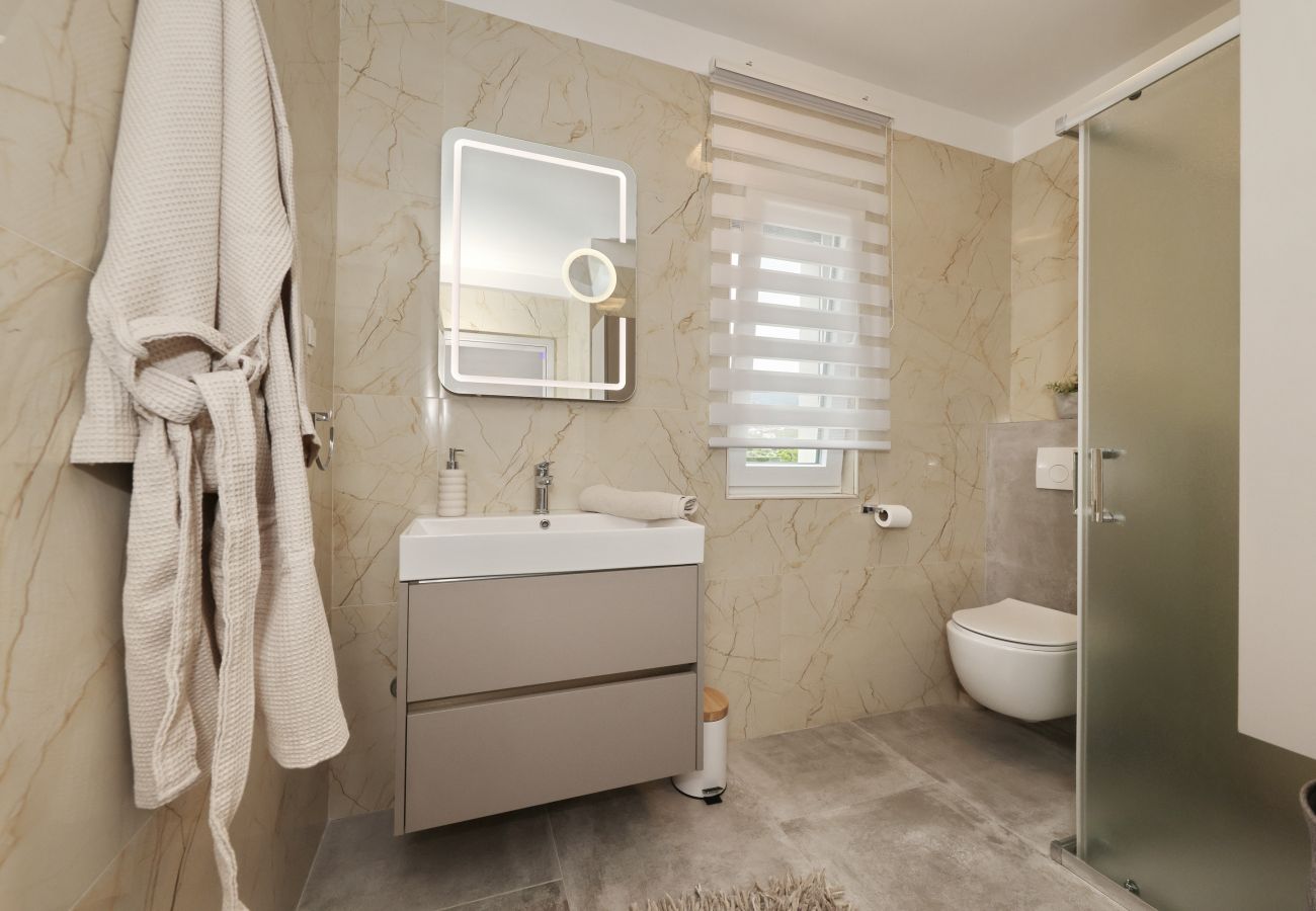 Villa in Rovanjska - Wave of love mit Pool ,strandnah