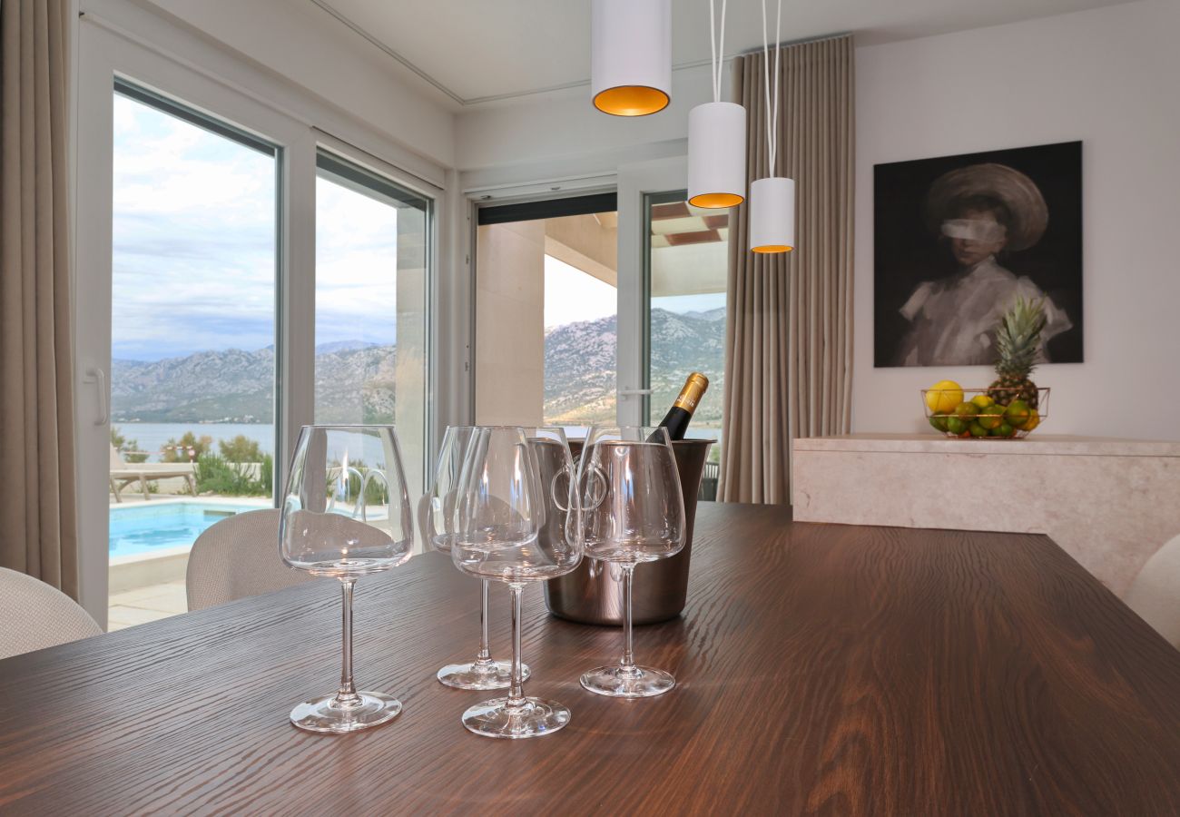 Villa in Rovanjska - Wave of love mit Pool ,strandnah