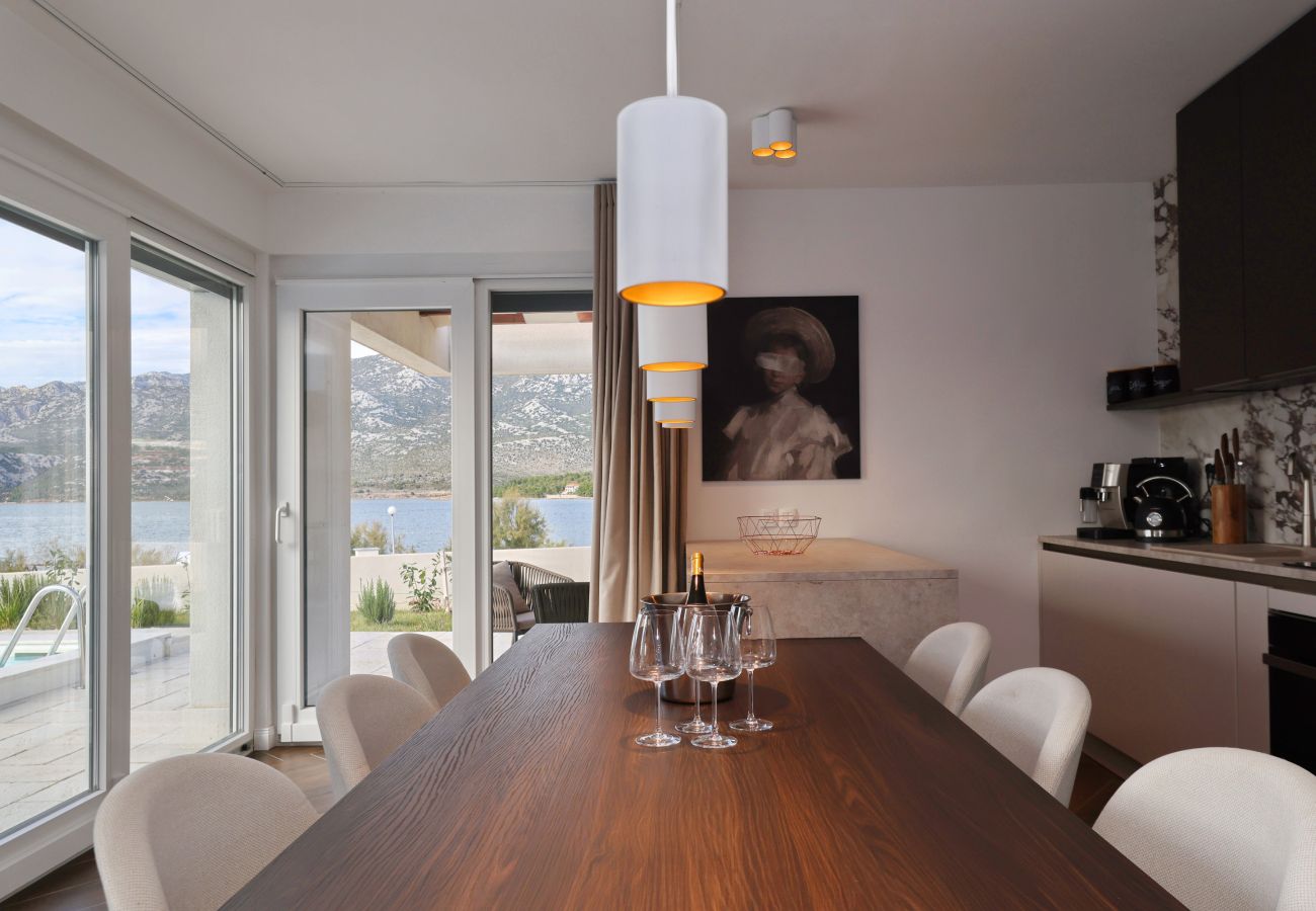 Villa in Rovanjska - Wave of love mit Pool ,strandnah