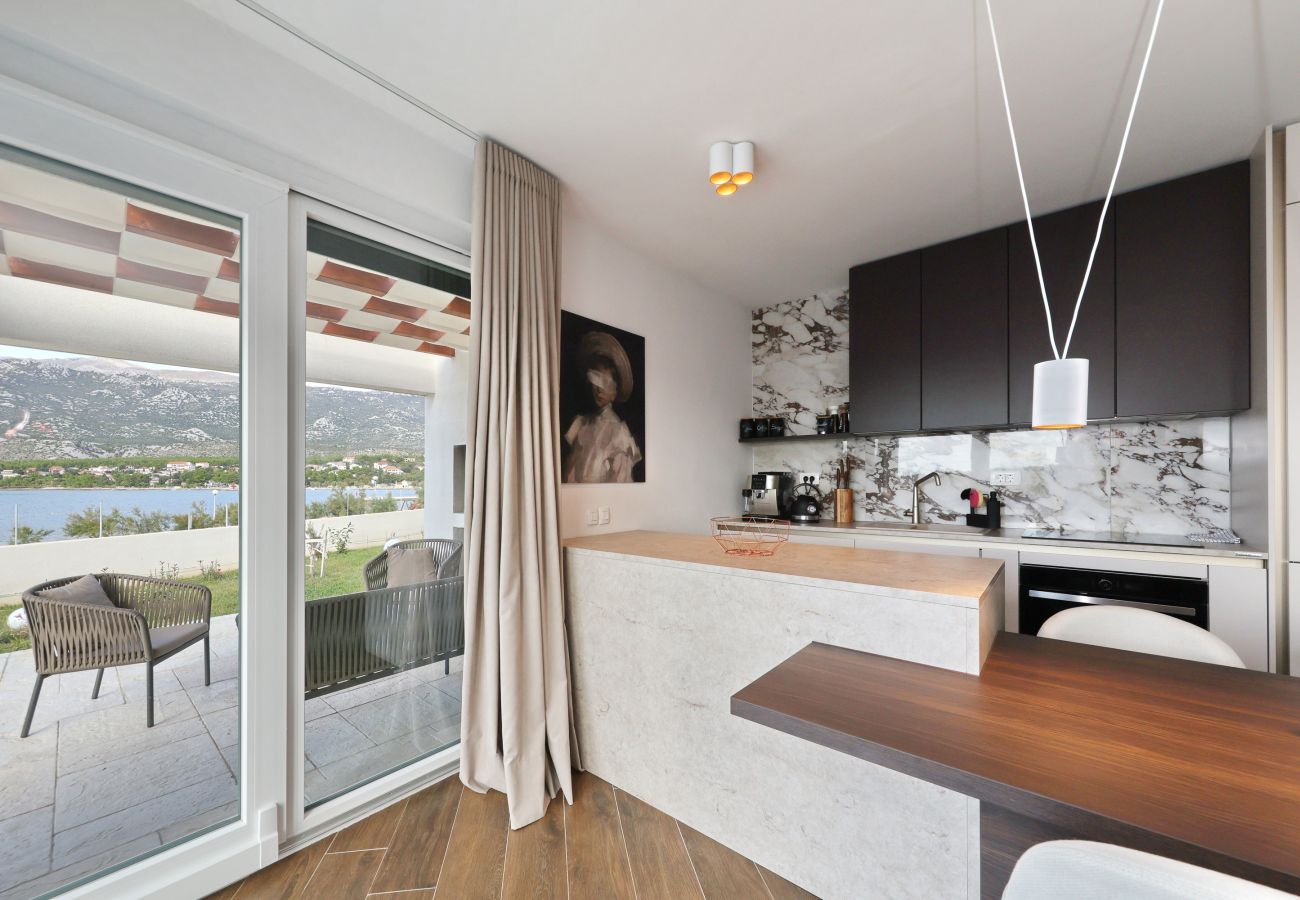 Villa in Rovanjska - Wave of love mit Pool ,strandnah