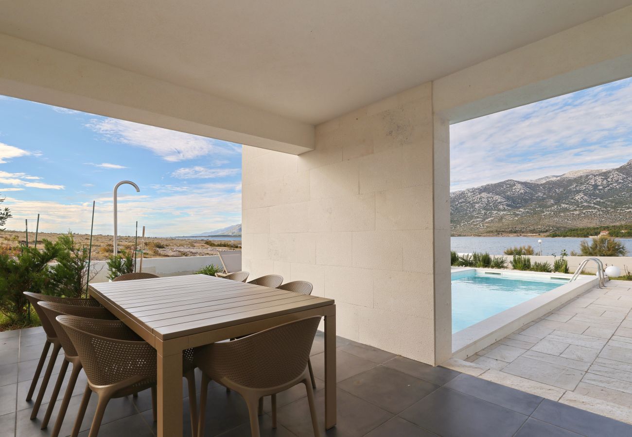 Villa in Rovanjska - Wave of love mit Pool ,strandnah