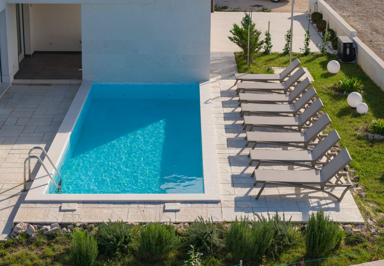 Villa in Rovanjska - Wave of love mit Pool ,strandnah