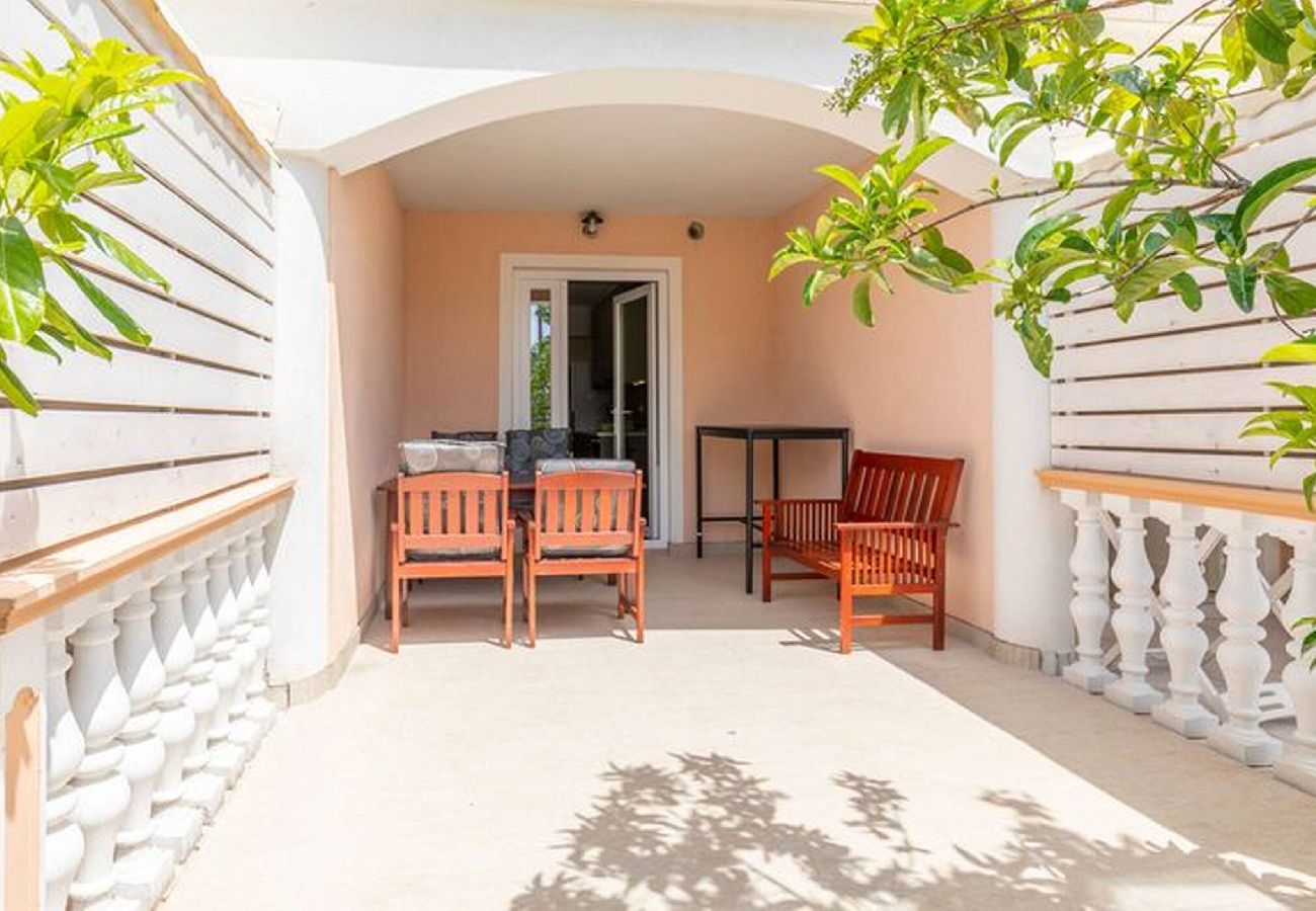 Ferienwohnung in Starigrad - Studio Stanic No.2 mit Terrasse