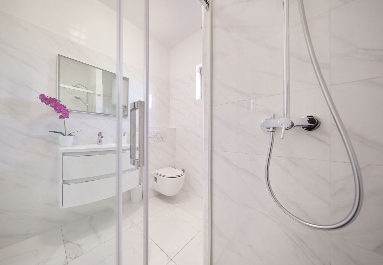 Ferienwohnung in Maslenica - Filip, Geräumige Ferienwohnung mit Meerblick &