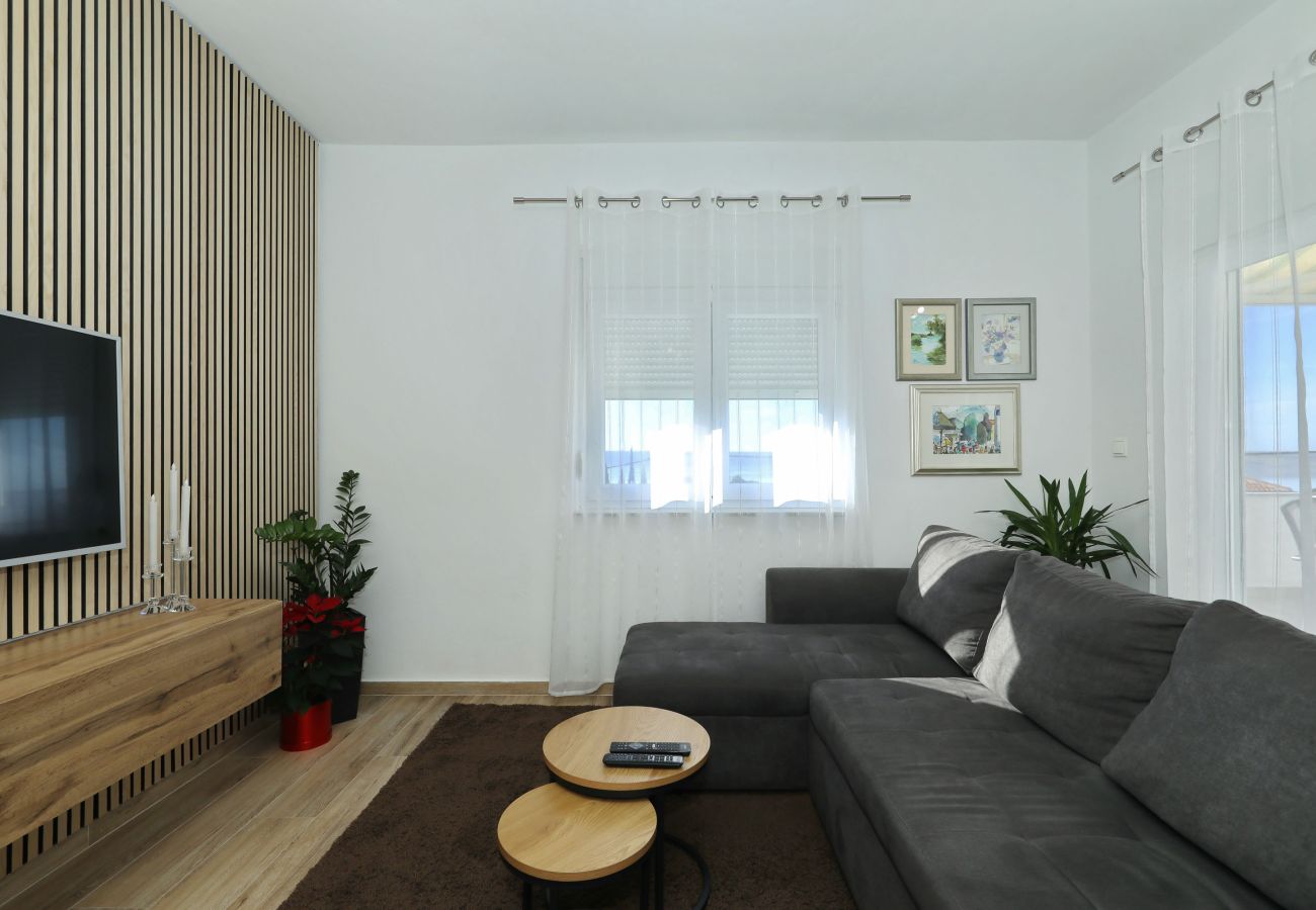 Ferienwohnung in Maslenica - Filip, Geräumige Ferienwohnung mit Meerblick &