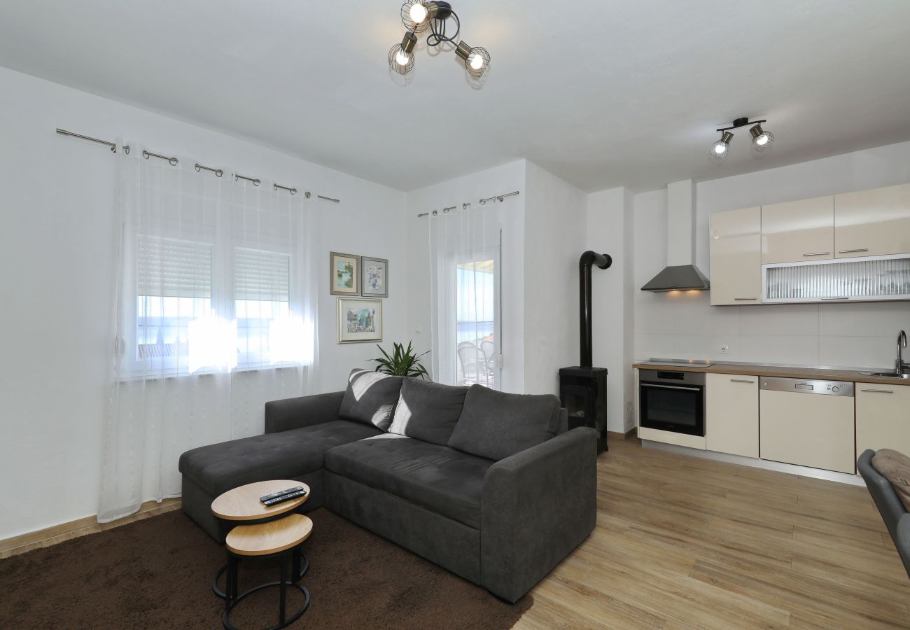 Ferienwohnung in Maslenica - Filip, Geräumige Ferienwohnung mit Meerblick &