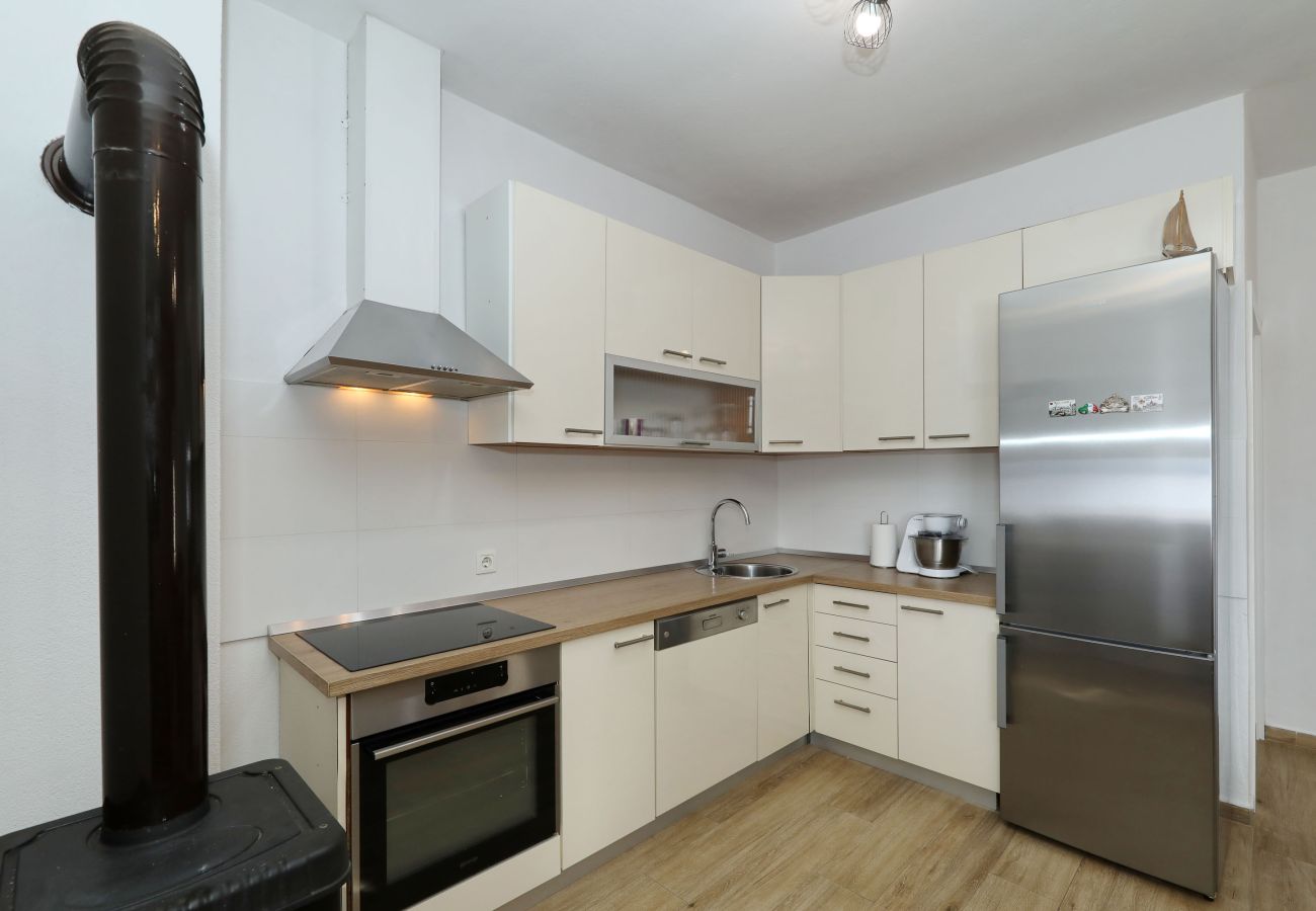 Ferienwohnung in Maslenica - Filip, Geräumige Ferienwohnung mit Meerblick &