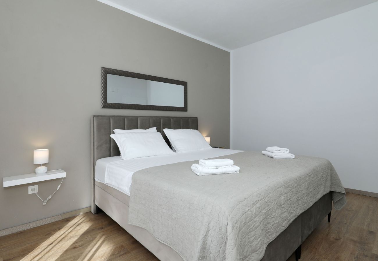 Ferienwohnung in Maslenica - Filip, Geräumige Ferienwohnung mit Meerblick &