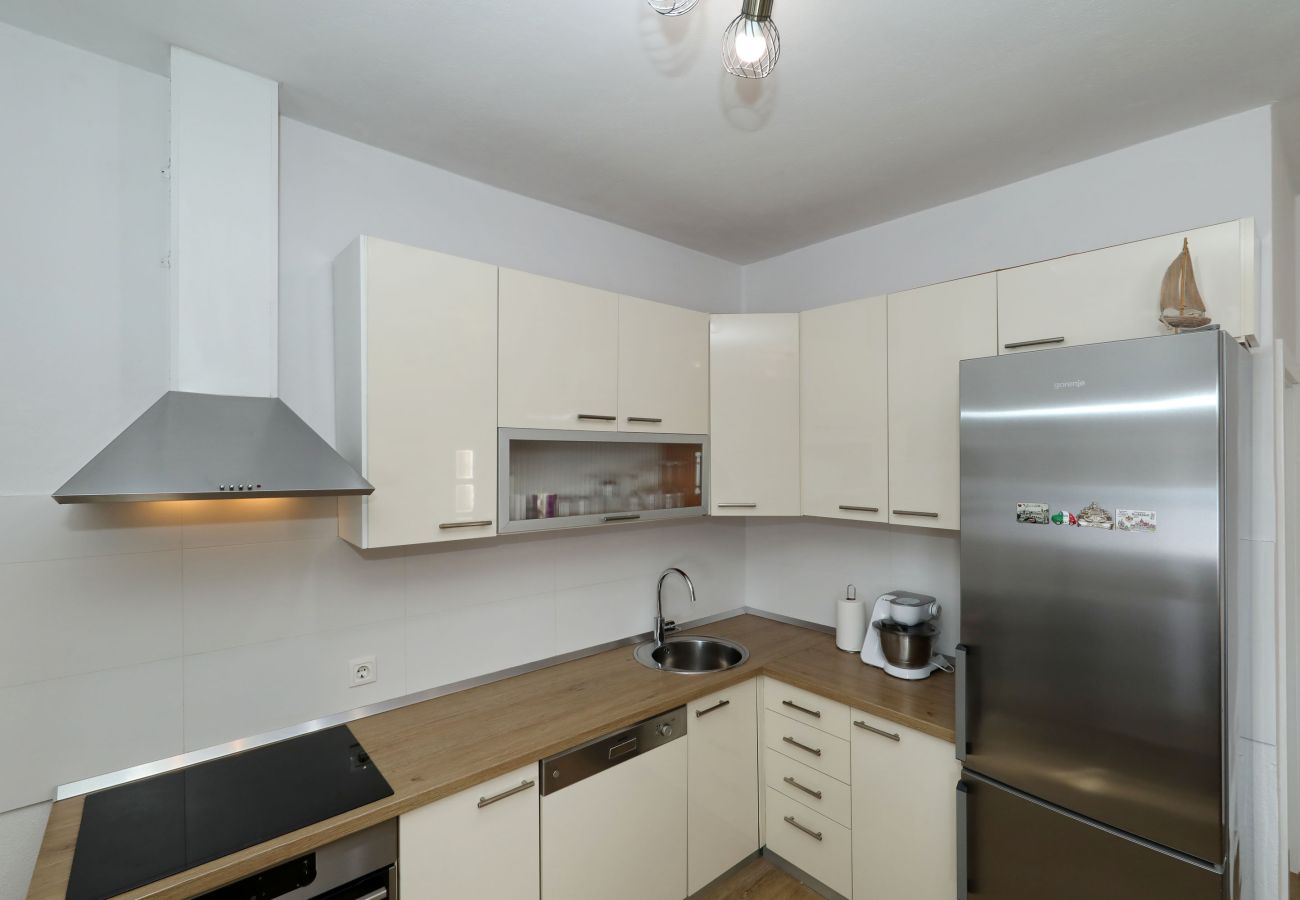 Ferienwohnung in Maslenica - Filip, Geräumige Ferienwohnung mit Meerblick &