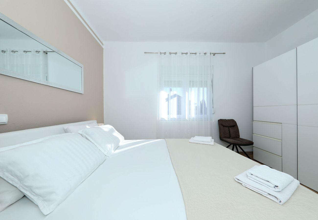 Ferienwohnung in Maslenica - Filip, Geräumige Ferienwohnung mit Meerblick &