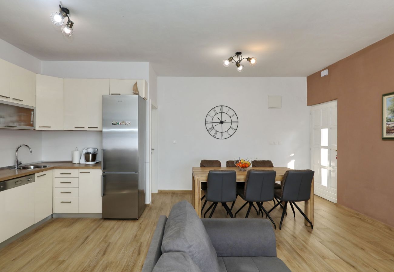 Ferienwohnung in Maslenica - Filip, Geräumige Ferienwohnung mit Meerblick &