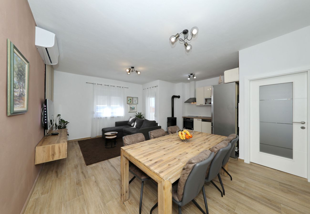 Ferienwohnung in Maslenica - Filip, Geräumige Ferienwohnung mit Meerblick &