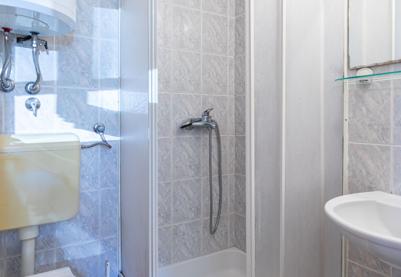 Ferienwohnung in Starigrad - Pansion Tinka Apartment No 1 suteren