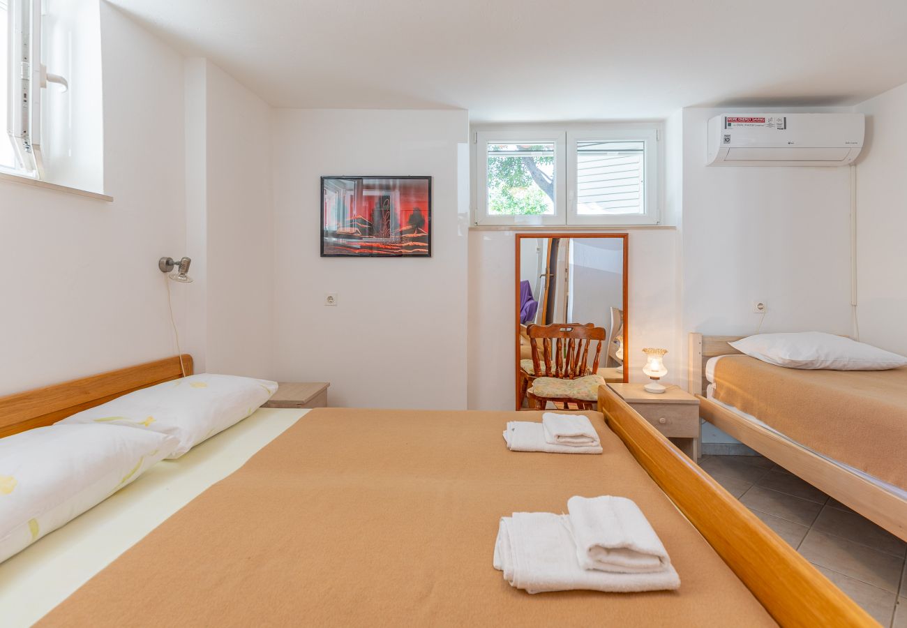 Ferienwohnung in Starigrad - Pansion Tinka Apartment No 1 suteren