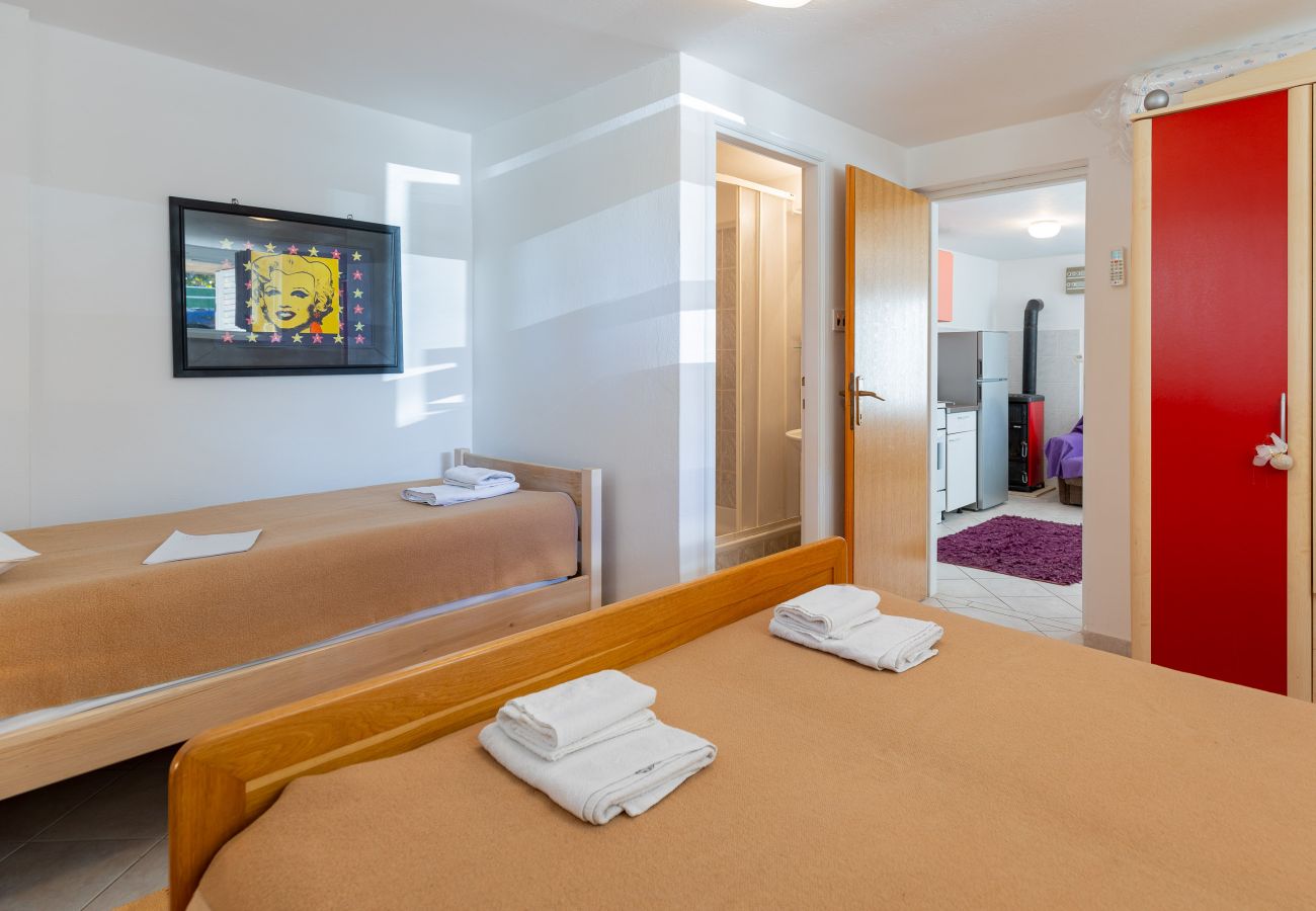 Ferienwohnung in Starigrad - Pansion Tinka Apartment No 1 suteren