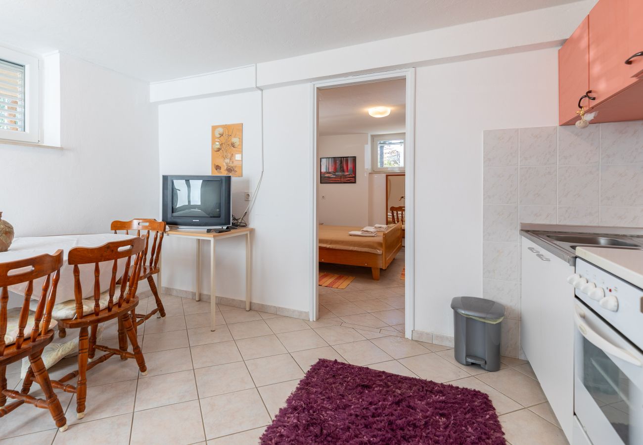 Ferienwohnung in Starigrad - Pansion Tinka Apartment No 1 suteren