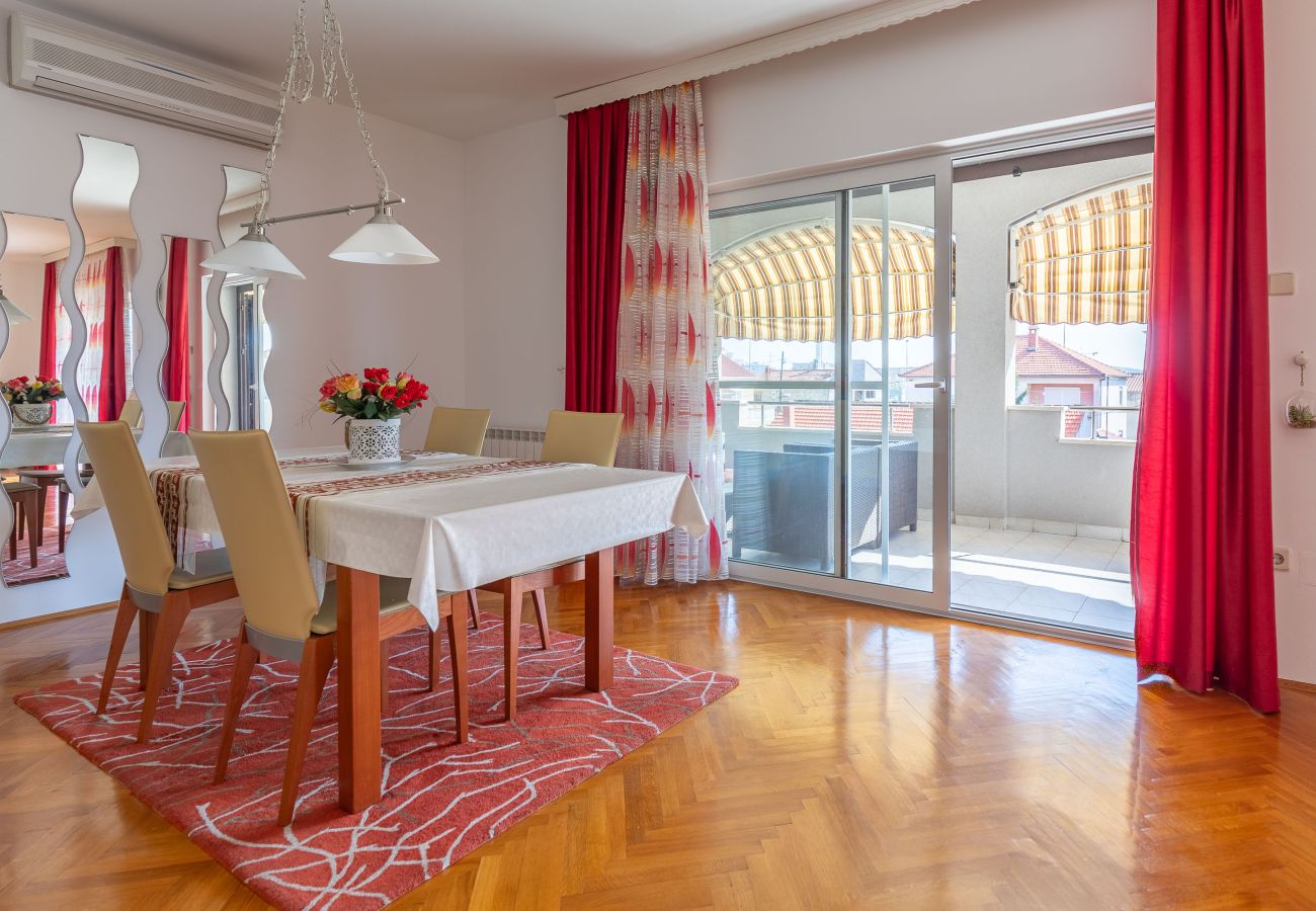 Ferienwohnung in Zadar - Marinko, No. 3, Große Ferienwohnung mit Pool