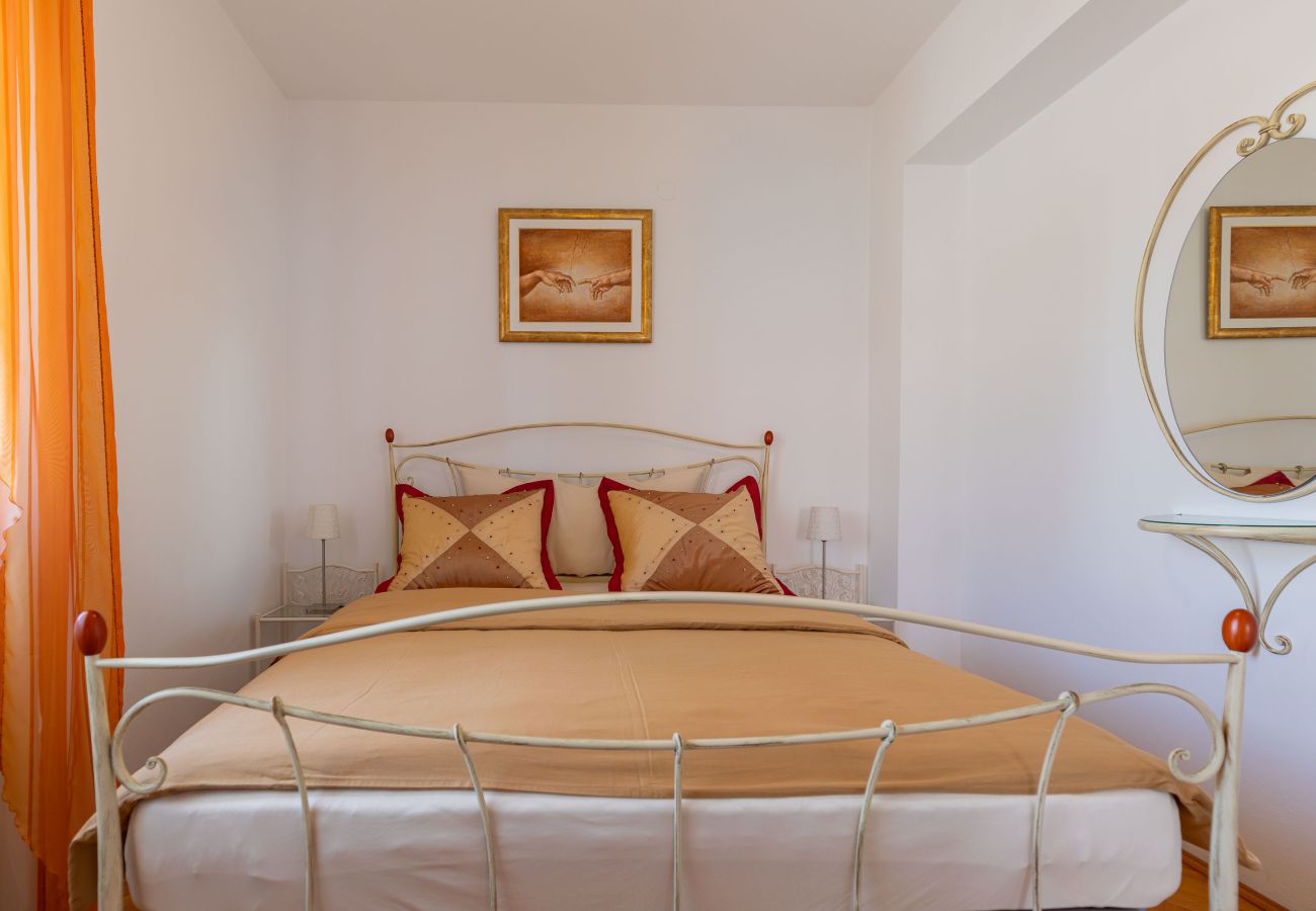 Ferienwohnung in Zadar - Marinko, No. 3, Große Ferienwohnung mit Pool