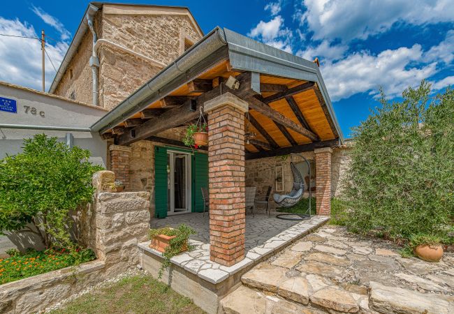 Ferienhaus in Ražanac - Joviraz, Steinhaus mit Veranda und Whirlpool in