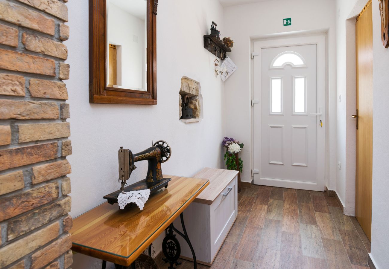 Ferienhaus in Ražanac - Joviraz, Steinhaus mit Veranda und Whirlpool in