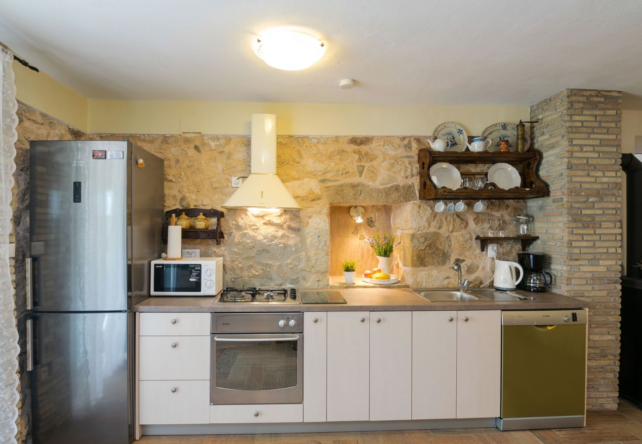 Ferienhaus in Ražanac - Joviraz, Steinhaus mit Veranda und Whirlpool in