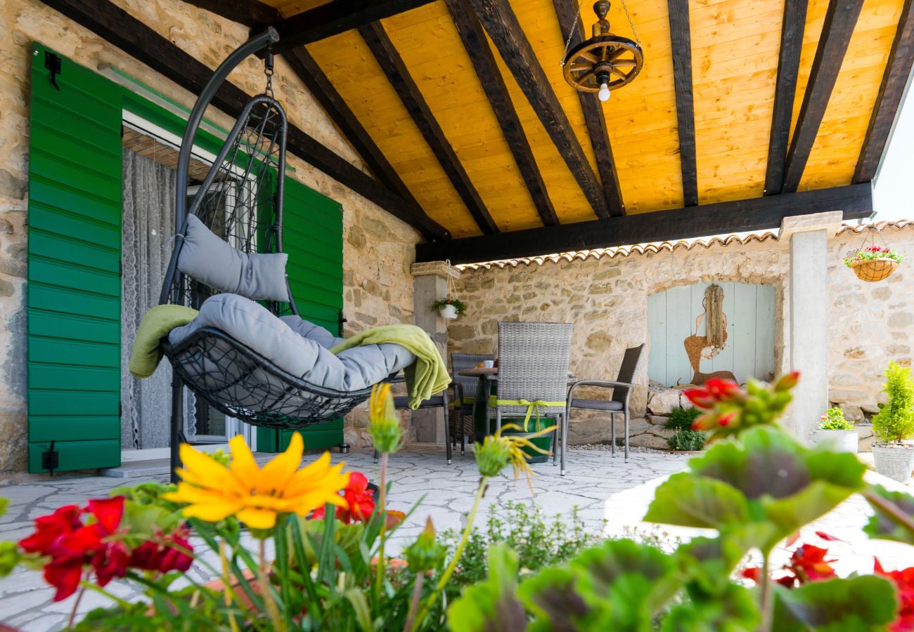 Ferienhaus in Ražanac - Joviraz, Steinhaus mit Veranda und Whirlpool in