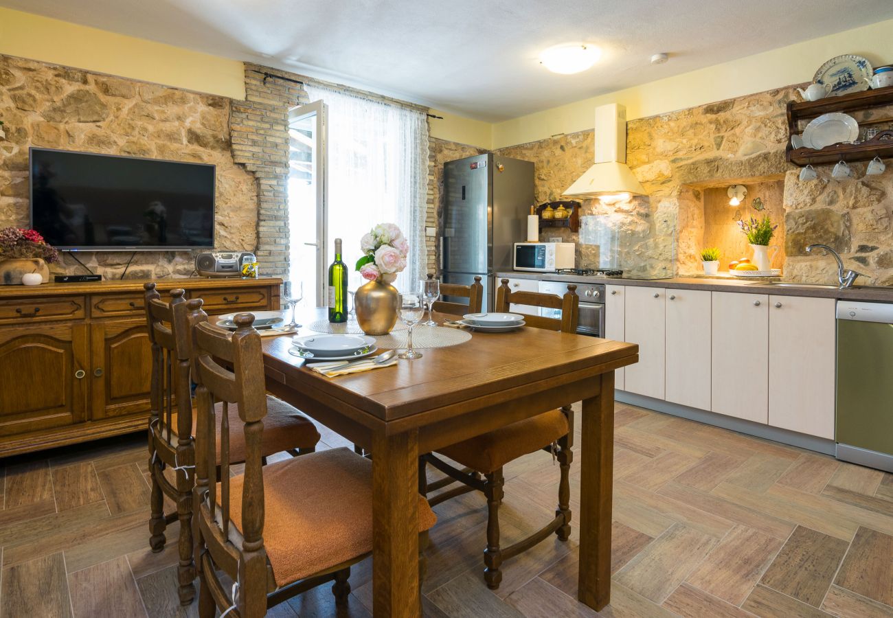 Ferienhaus in Ražanac - Joviraz, Steinhaus mit Veranda und Whirlpool in