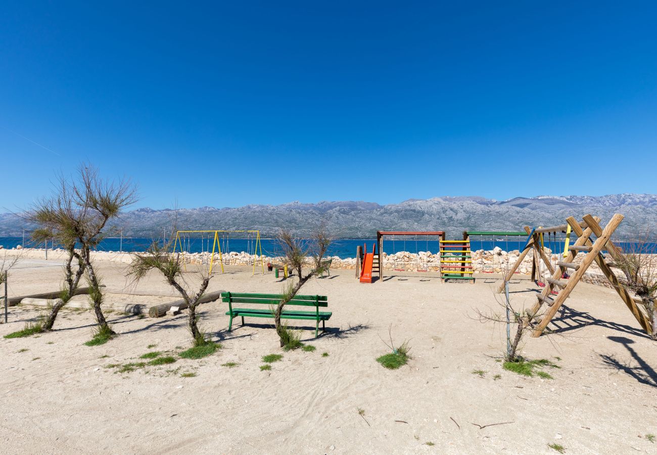 Ferienhaus in Ražanac - Joviraz, Steinhaus mit Veranda und Whirlpool in
