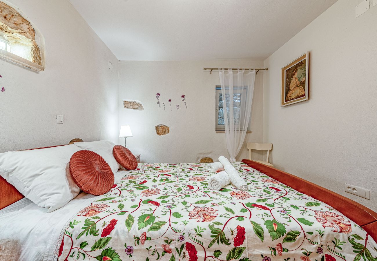 Ferienhaus in Ražanac - Joviraz, Steinhaus mit Veranda und Whirlpool in