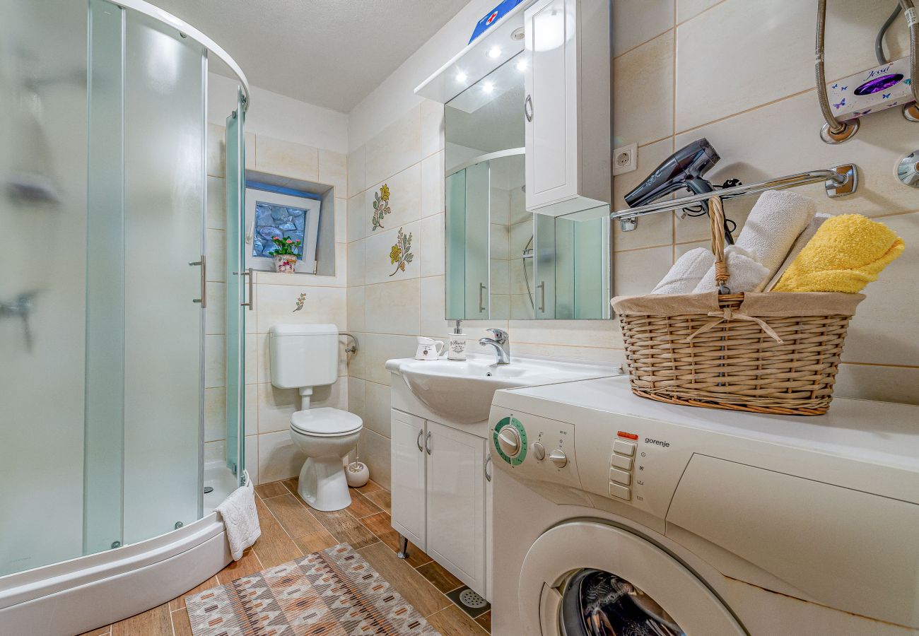 Ferienhaus in Ražanac - Joviraz, Steinhaus mit Veranda und Whirlpool in