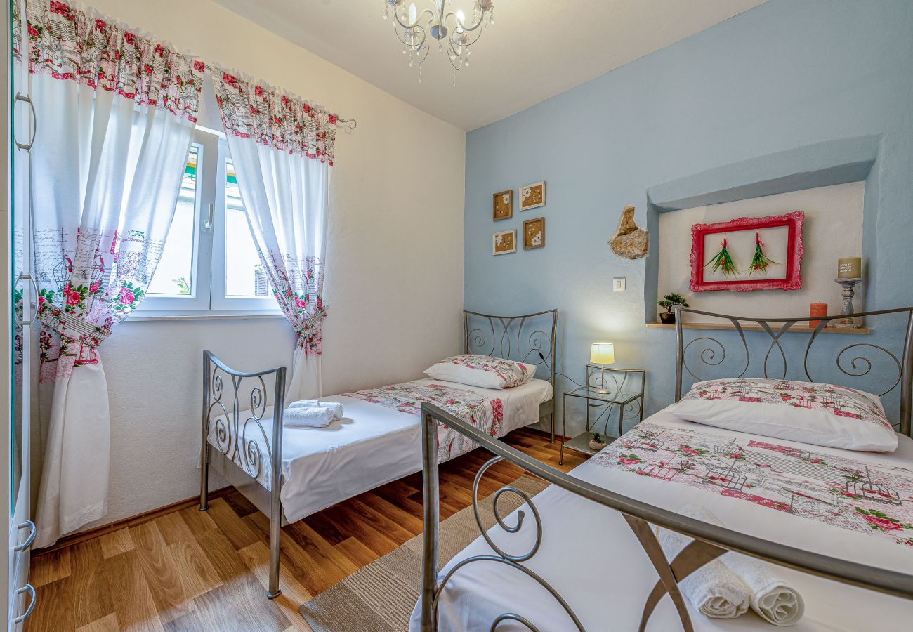 Ferienhaus in Ražanac - Joviraz, Steinhaus mit Veranda und Whirlpool in