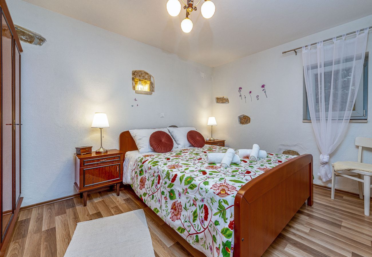 Ferienhaus in Ražanac - Joviraz, Steinhaus mit Veranda und Whirlpool in