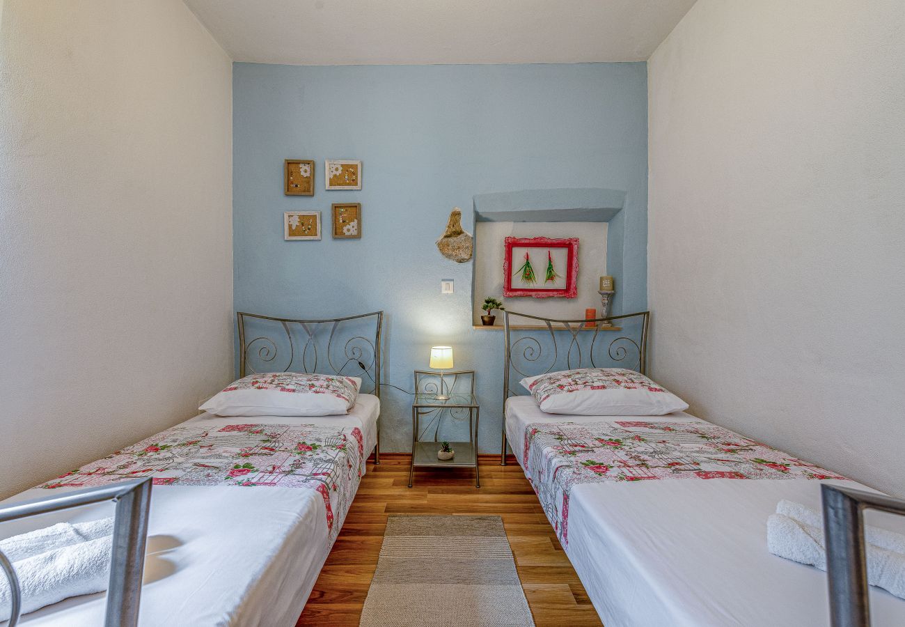 Ferienhaus in Ražanac - Joviraz, Steinhaus mit Veranda und Whirlpool in