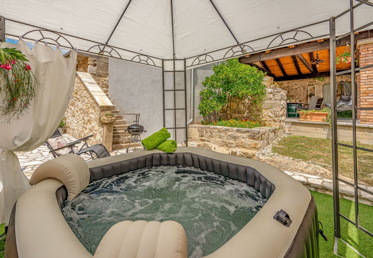 Ferienhaus in Ražanac - Joviraz, Steinhaus mit Veranda und Whirlpool in