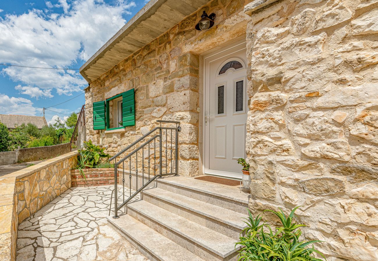 Ferienhaus in Ražanac - Joviraz, Steinhaus mit Veranda und Whirlpool in