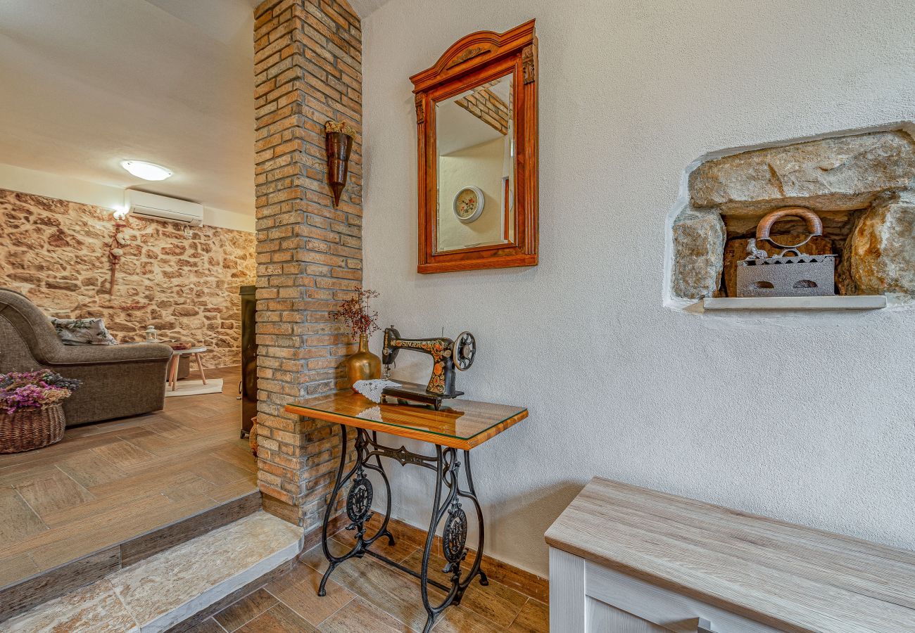 Ferienhaus in Ražanac - Joviraz, Steinhaus mit Veranda und Whirlpool in