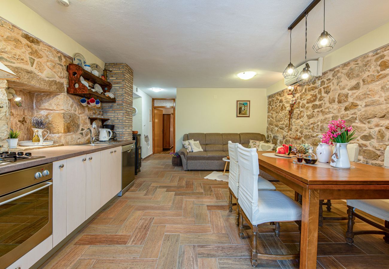 Ferienhaus in Ražanac - Joviraz, Steinhaus mit Veranda und Whirlpool in