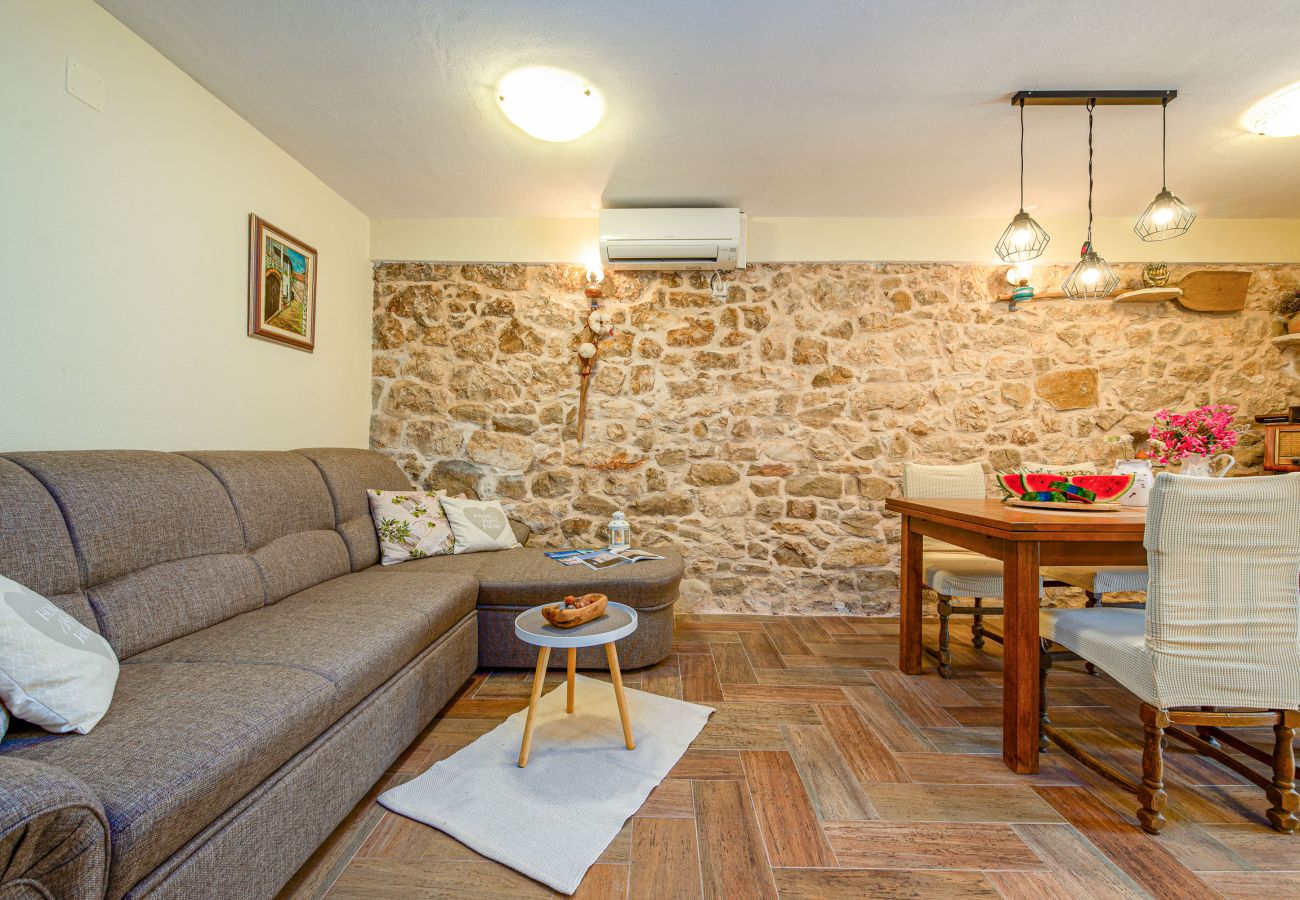 Ferienhaus in Ražanac - Joviraz, Steinhaus mit Veranda und Whirlpool in