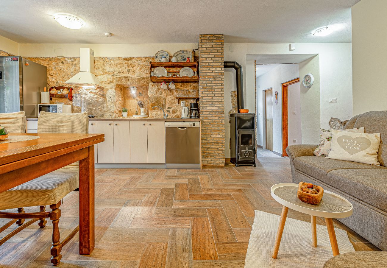 Ferienhaus in Ražanac - Joviraz, Steinhaus mit Veranda und Whirlpool in