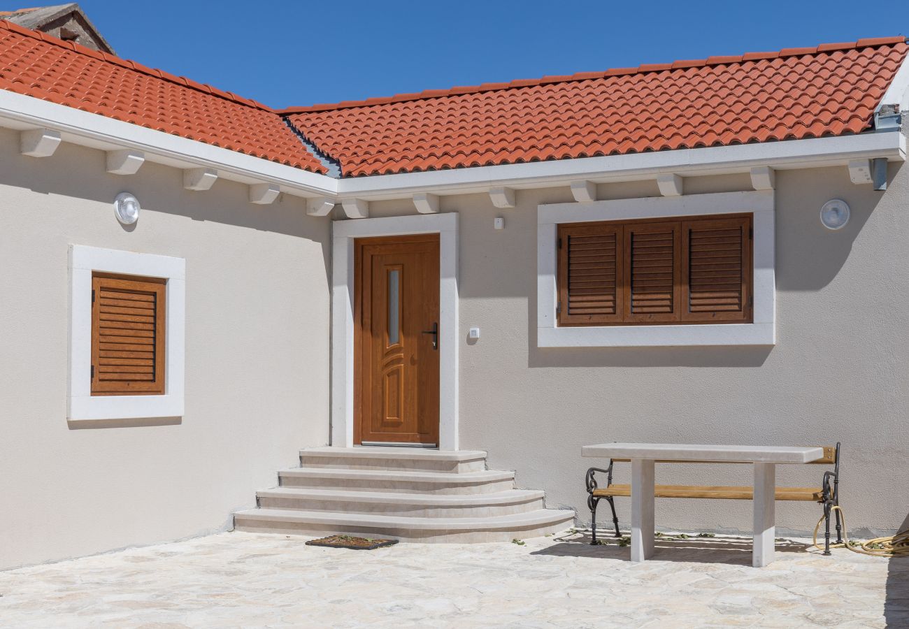 Ferienhaus in Ražanac - Fortica, Ferienhaus mit 2 Terrassen und