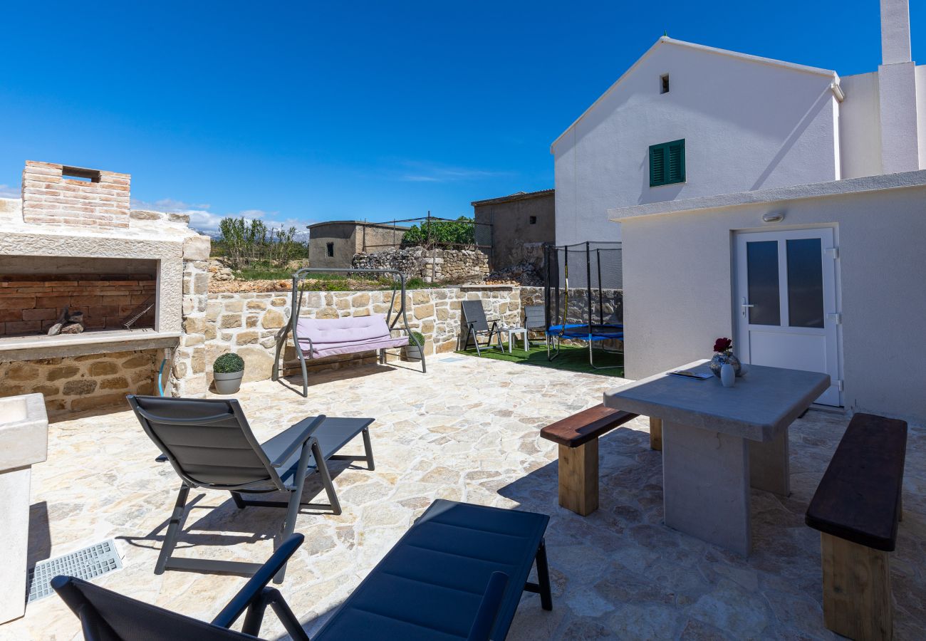 Ferienhaus in Ražanac - Fortica, Ferienhaus mit 2 Terrassen und