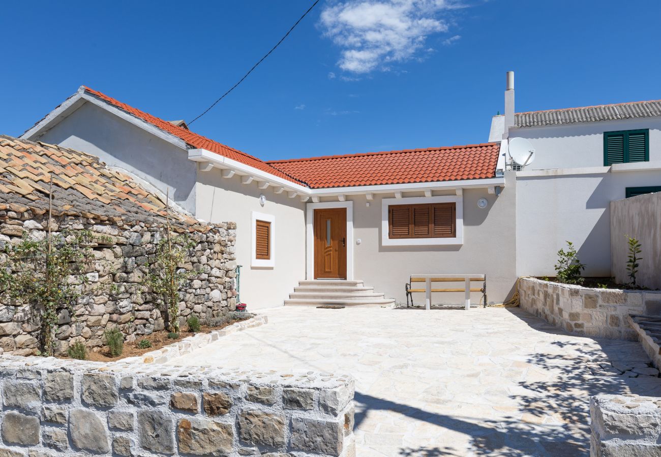 Ferienhaus in Ražanac - Fortica, Ferienhaus mit 2 Terrassen und