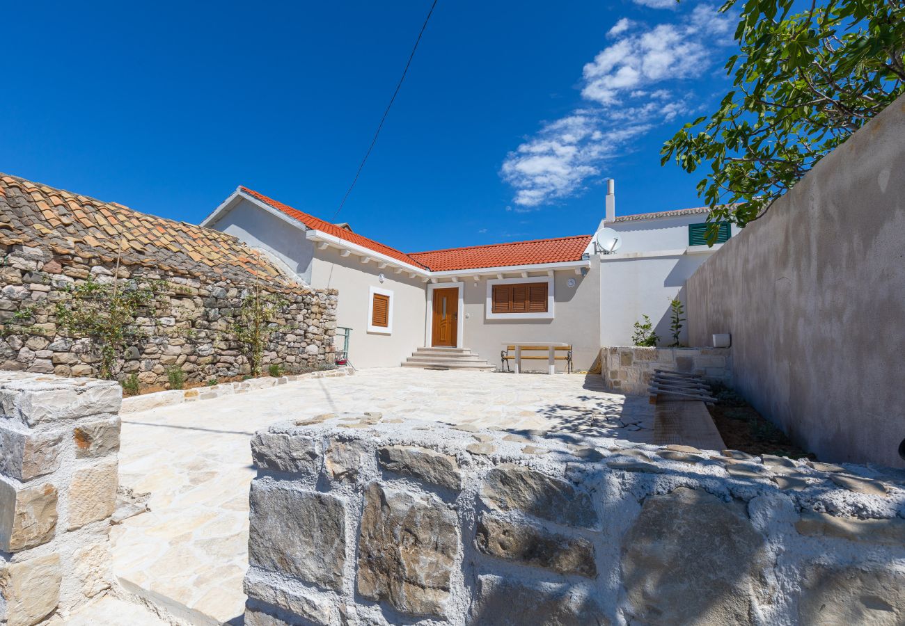 Ferienhaus in Ražanac - Fortica, Ferienhaus mit 2 Terrassen und