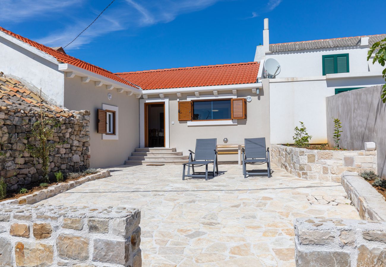 Ferienhaus in Ražanac - Fortica, Ferienhaus mit 2 Terrassen und