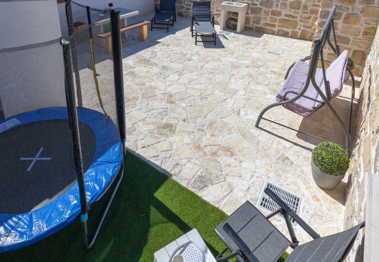 Ferienhaus in Ražanac - Fortica, Ferienhaus mit 2 Terrassen und