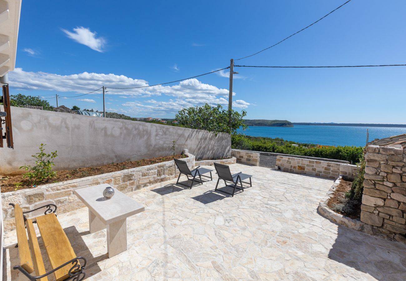 Ferienhaus in Ražanac - Fortica, Ferienhaus mit 2 Terrassen und