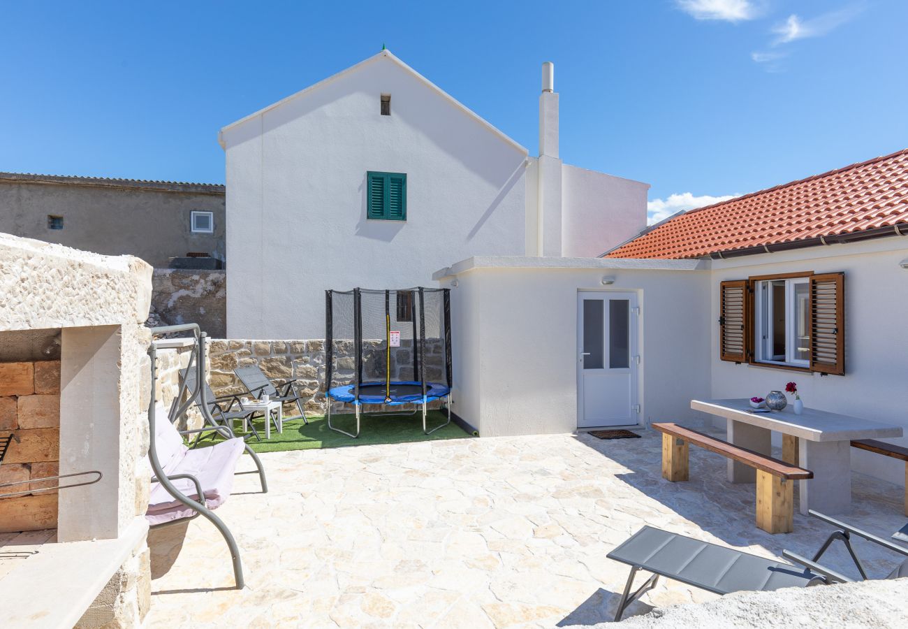 Ferienhaus in Ražanac - Fortica, Ferienhaus mit 2 Terrassen und